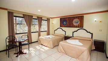 Habitación Doble Matrimonial | Escritorio, tabla de planchar con plancha y wifi gratis