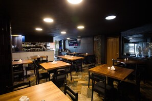 Frokost, lunsj og middag serveres, internasjonale retter 