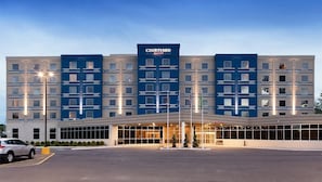 A Courtyard Marriott hotel with a modern facade, large windows, and a well-lit entrance. - Courtyard by Marriott Montreal West Island/Baie D'Urfe (Baie-D'Urfe)