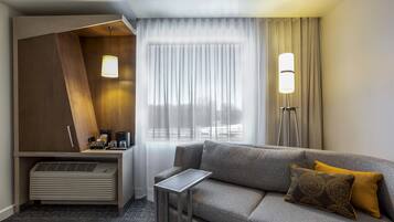 客房, 1 张特大床和 1 张沙发床 | 高档床上用品、加厚床垫、客房内保险箱、办公桌