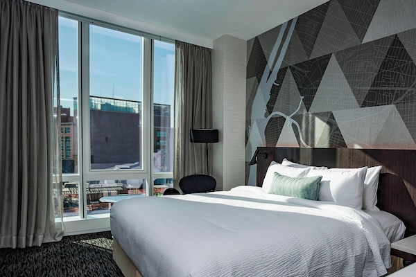 Room, 1 Katil Raja (King), Non Smoking, City View (High Floor) | Peti besi dalam bilik, meja, seterika/papan seterika