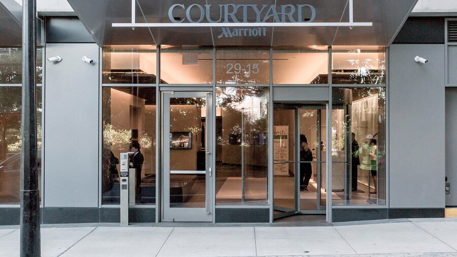 Courtyard Long Island City/New York Manhattan View