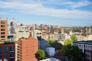 Un paysage urbain présentant une variété de styles architecturaux, allant de l’architecture moderne à des styles plus anciens.