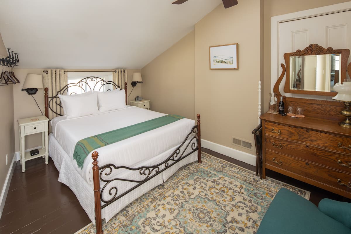 Room 3 - Cyrus Aldrich | Premium bedding, memory foam beds, WiFi (free), individually decorated