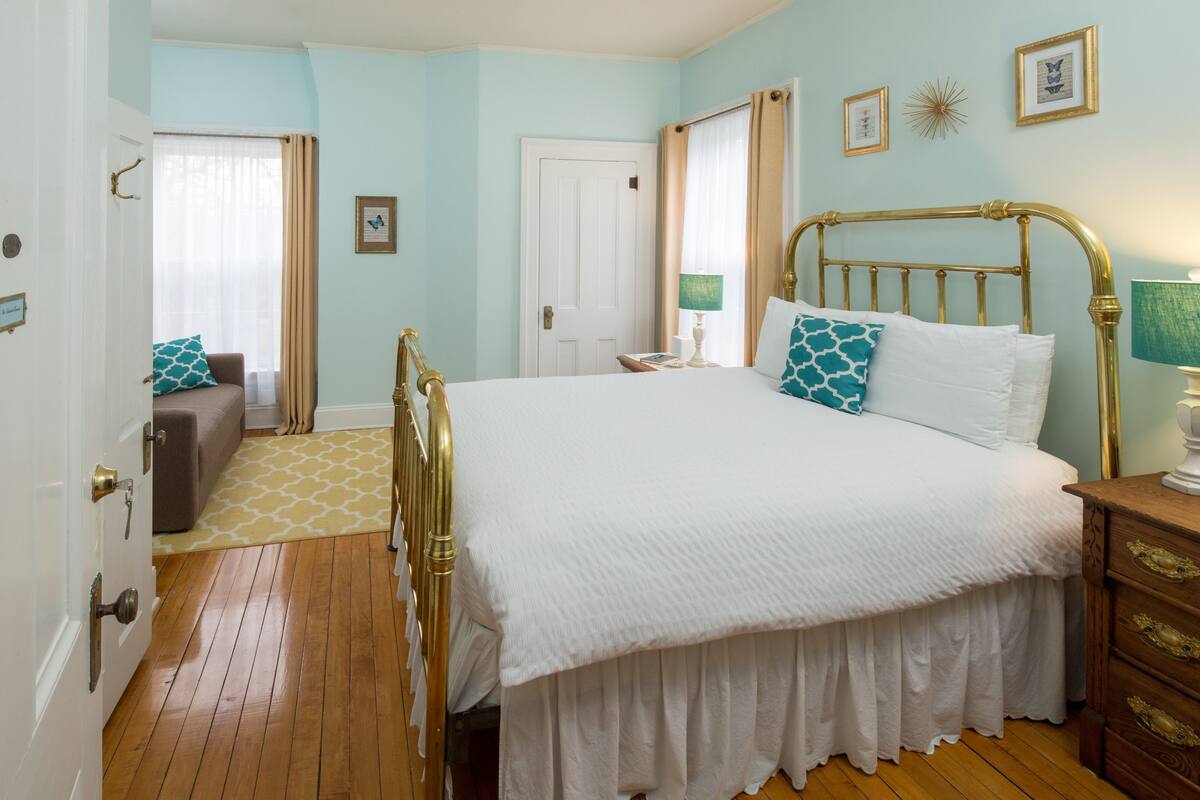 Room 2 - Dr. Edward Bench | Premium bedding, memory foam beds, WiFi (free), individually decorated