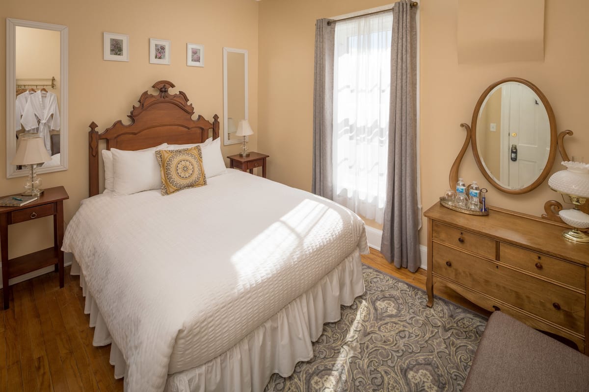 Room 4 - Clara McClellan | Premium bedding, memory foam beds, WiFi (free), individually decorated