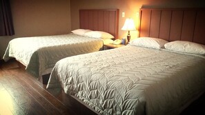 客房, 2 張加大雙人床 | 書桌、熨斗/熨衣板、免費無線上網、床單