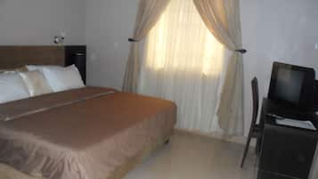 Habitación estándar | Sala de estar | Una televisión de pantalla plana