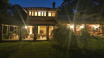 Fachada da propriedade à noite