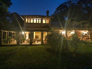 Fassade der Unterkunft – Abend/Nacht