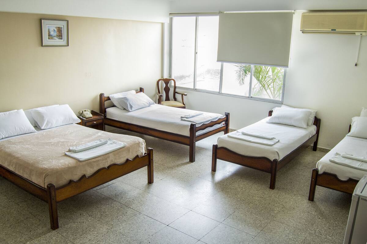 Habitación cuádruple | Caja fuerte y wifi gratis