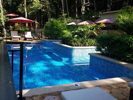 야외 수영장, 수영장 파라솔, 일광욕 의자