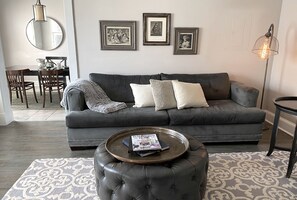 Zimmer, 1 King-Bett (The Jordan) | Wohnbereich | Fernseher