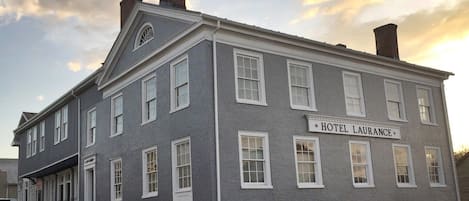 Fachada da propriedade à noite