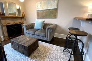 Zimmer, 1 Queen-Bett (The Lucile) | Wohnbereich | Fernseher