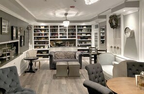 Interior - Hotel Laurance (Luray)