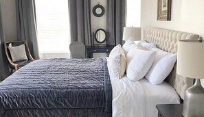 Premium bedding, individually decorated, individually furnished - Hotel Laurance (Luray)