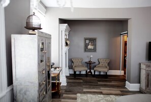 Chambre Deluxe, 1 très grand lit | Coin séjour