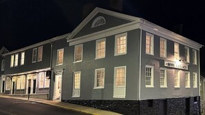 Un edificio histórico con un letrero que dice 'Hotel Aurora'.