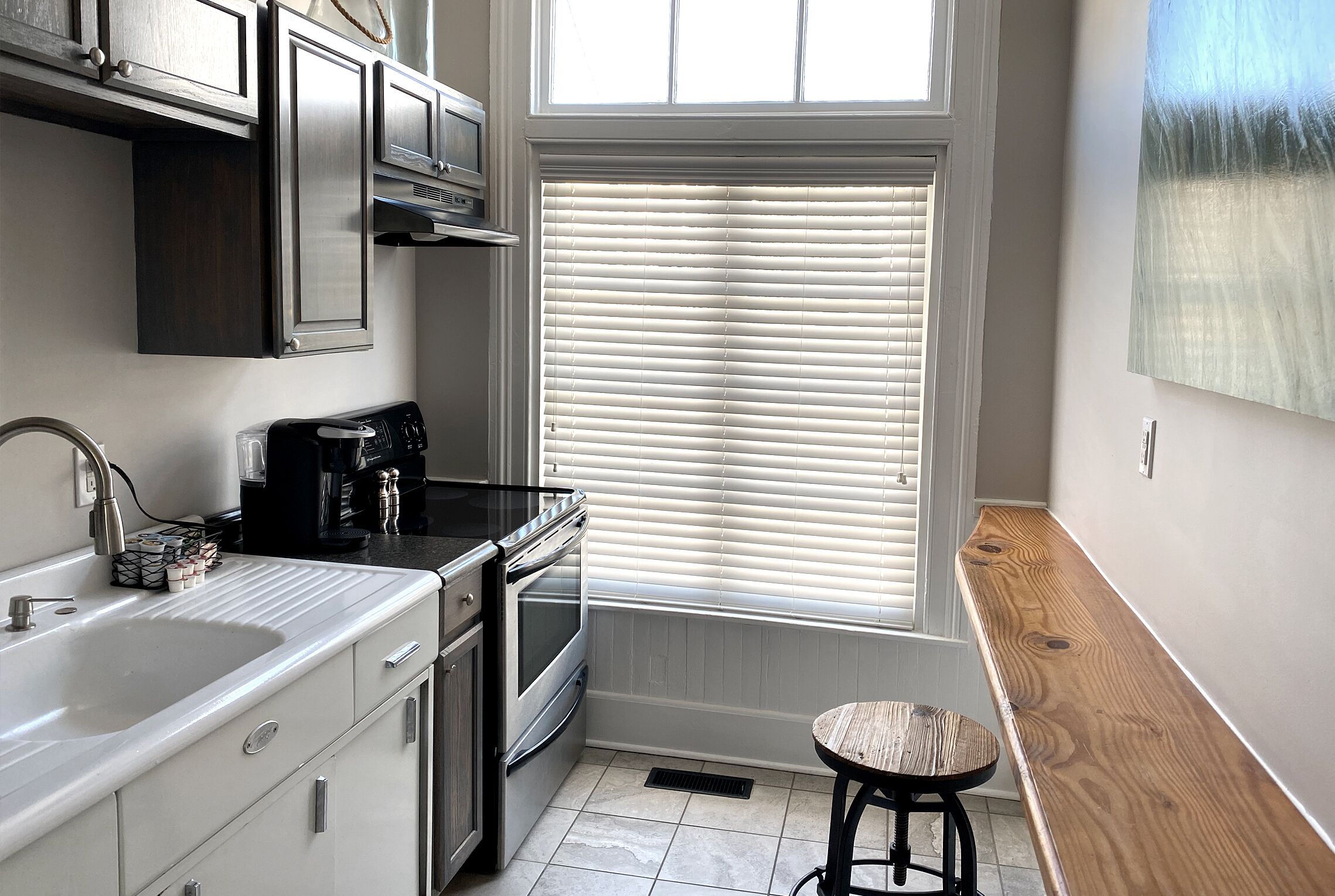 room, 1 queen bed (the meranda) | private kitchen | coffee/tea maker