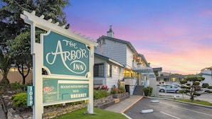 O Arbor Inn, com um aviso indicando quartos com lareira, Wi-Fi e disponibilidade.