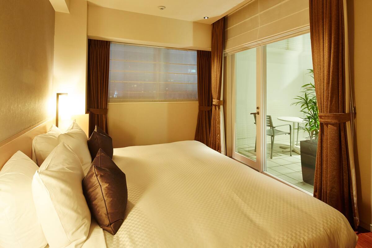 Chambre, fumeurs, balcon (King Bed) | Rideaux occultants, Wi-Fi gratuit, draps fournis