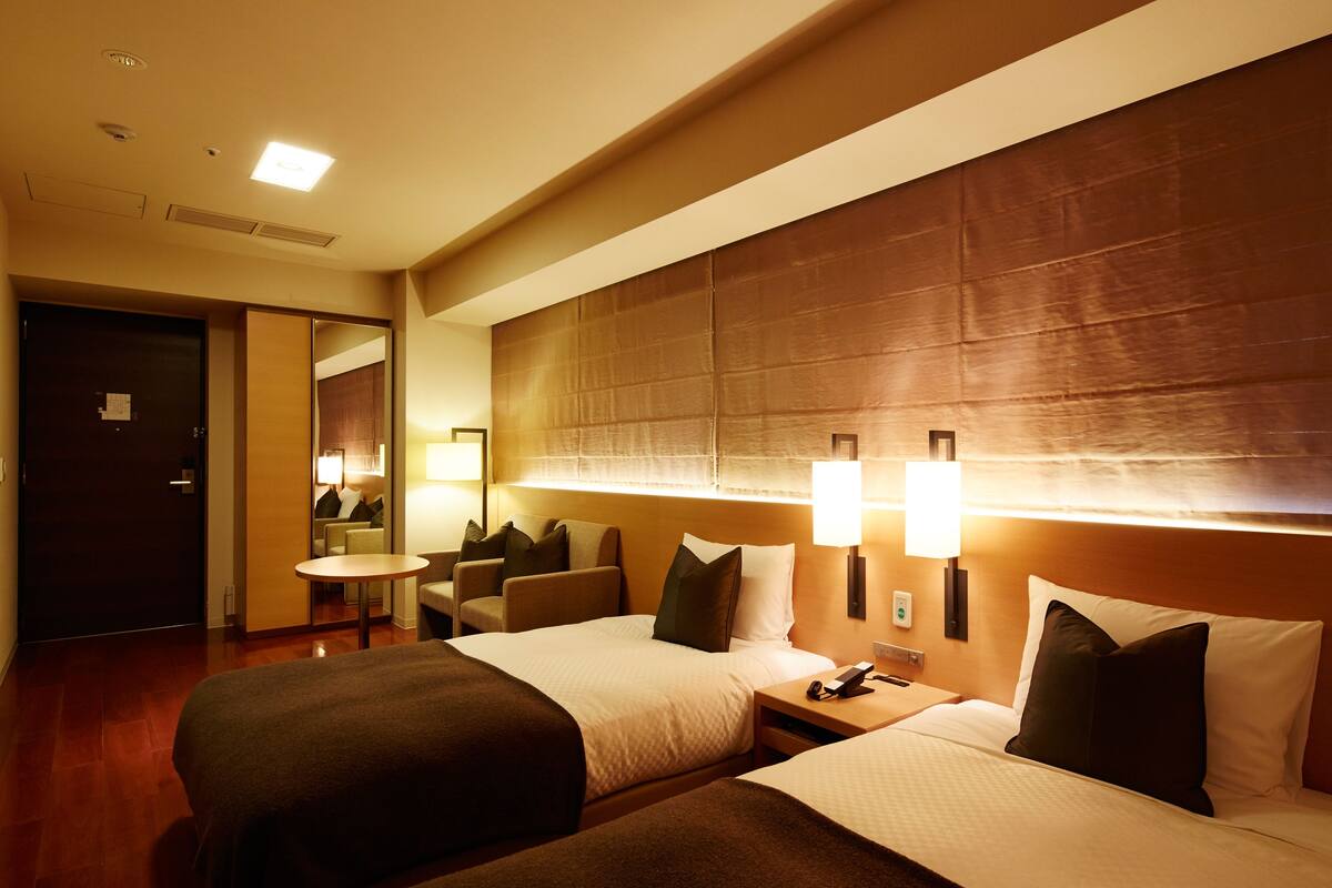 Chambre avec lits jumeaux, accessible aux personnes à mobilité réduite, fumeurs (Second Floor) | Rideaux occultants, Wi-Fi gratuit, draps fournis