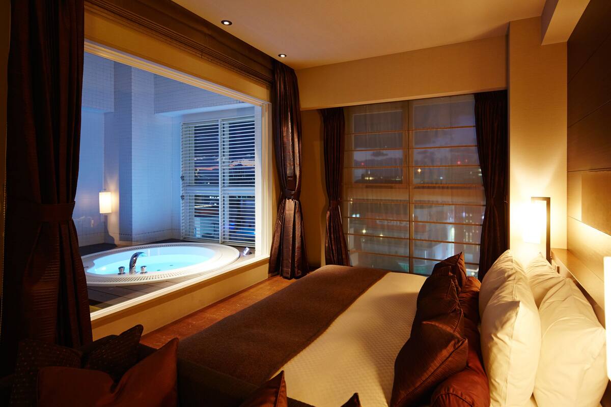 Chambre, fumeurs, baignoire à jets (King Bed) | Rideaux occultants, Wi-Fi gratuit, draps fournis