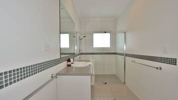 Separate tub and shower, deep soaking tub, free toiletries, hair dryer