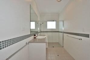 Separate tub and shower, deep soaking tub, free toiletries, hair dryer