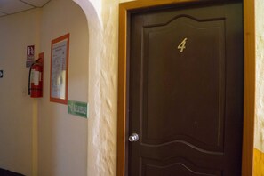 Minibar, individually decorated, individually furnished, free WiFi - Germania Casa de Hospedaje (Puerto Ayora)