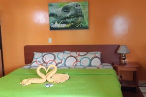 Minibar, individually decorated, individually furnished, free WiFi - Germania Casa de Hospedaje (Puerto Ayora)