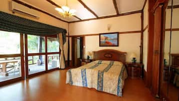 Habitación doble clásica (ห้องพักในบ้านขาว - max 4 persons/room) | Escritorio y wifi gratis