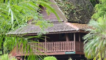 Casa tradicional, 6 habitaciones (บ้านชมเดือน - max 18 persons) | Escritorio y wifi gratis