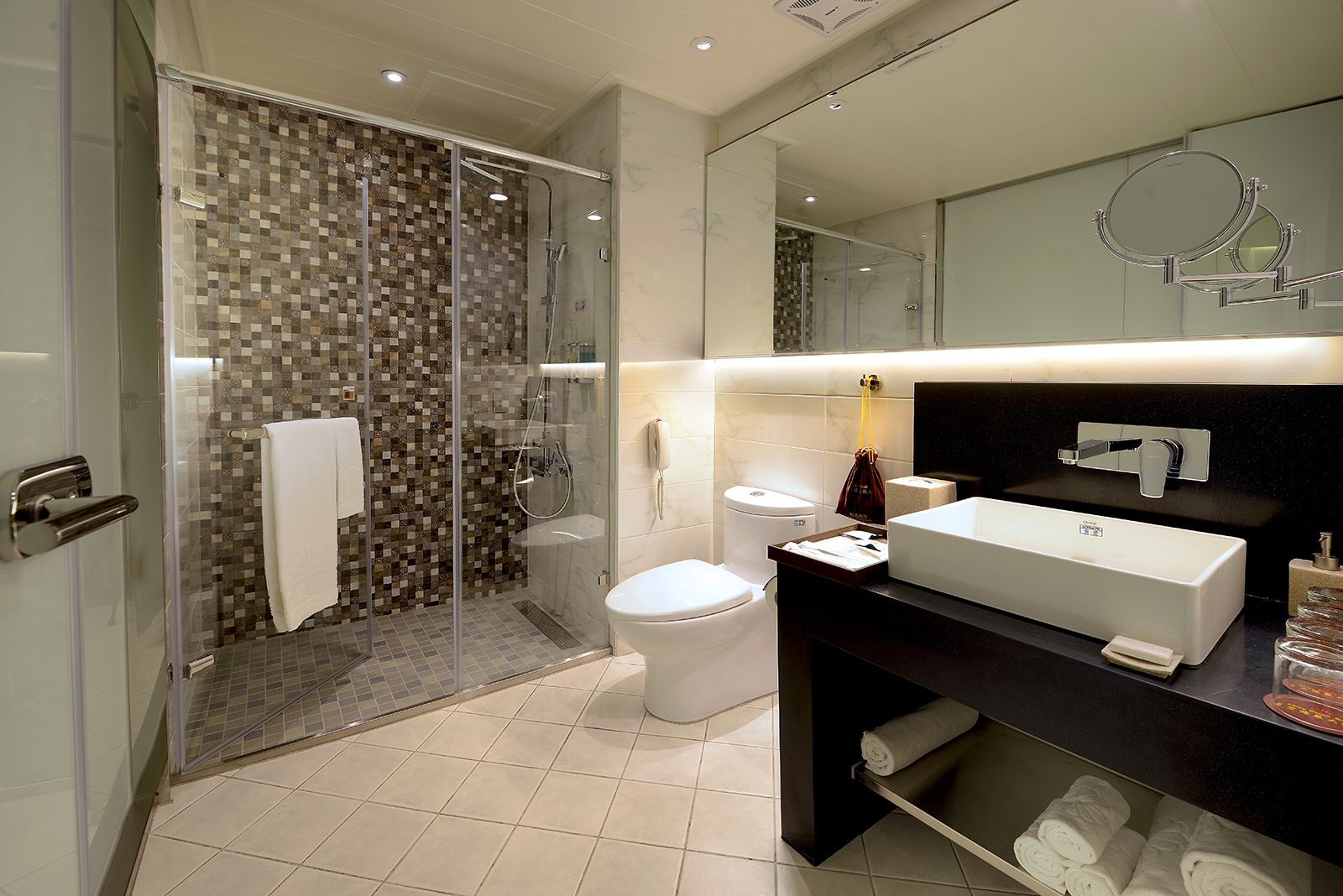 quadruple room | bathroom | free toiletries, hair dryer, slippers, towels