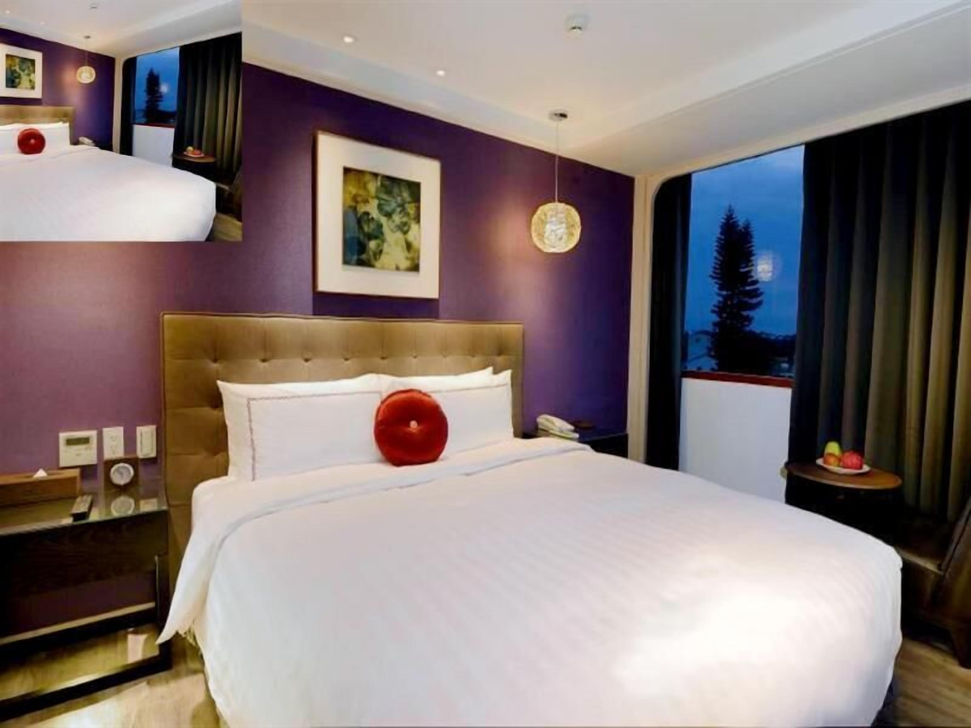 Premium bedding, in-room safe, desk, blackout drapes