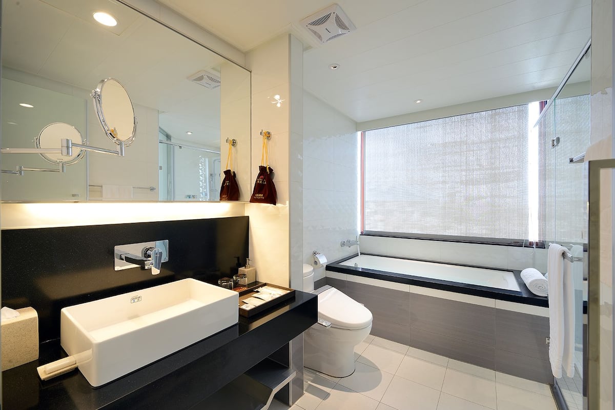 deluxe double room | bathroom | free toiletries, hair dryer, slippers, towels