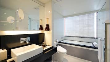 Deluxe Double Room | Bathroom | Free toiletries, hair dryer, slippers, towels