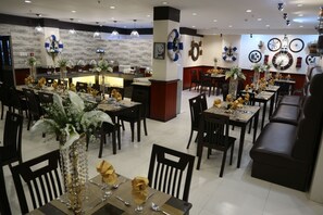 供应早餐、午餐和晚餐，国际美食