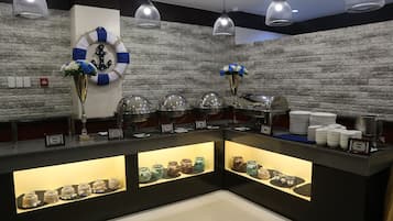 Se sirven desayunos, comidas, cenas y cocina internacional