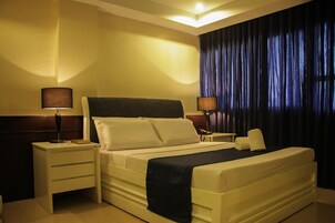 Commodore Suite | In-room safe, desk, rollaway beds, free WiFi