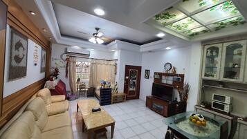 Vila Keluarga (Holiday Home, 5 Rooms) | Area keluarga | Televisi layar datar 32-inci dengan saluran TV kabel dan TV