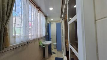 Family Quadruple Room, Multiple Beds | Bathroom