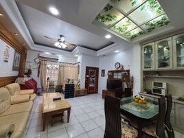 Villa familiar (Holiday Home, 5 Rooms) | Zona de estar | Televisión de pantalla plana de 32 pulgadas con canales por cable