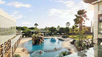 Piscine extérieure, parasols de plage, chaises longues