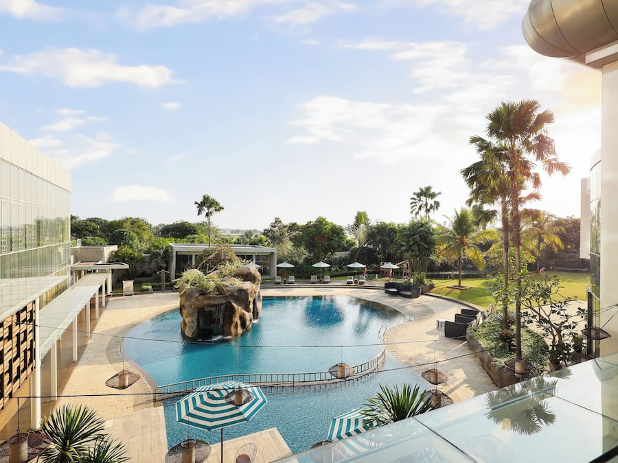 Una piscina al aire libre (de 07:00 a 19:00), sombrillas, tumbonas