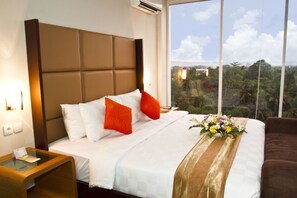 Executive-Suite | Hochwertige Bettwaren, Schreibtisch, Verdunkelungsvorhänge