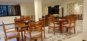 Serveert ontbijt, lunch, diner, internationale gerechten 