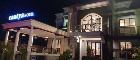 施設の正面 (日没後)