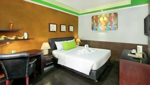 Desk, rollaway beds (surcharge), WiFi (free) - Hardys Hotel Negara (Negara)